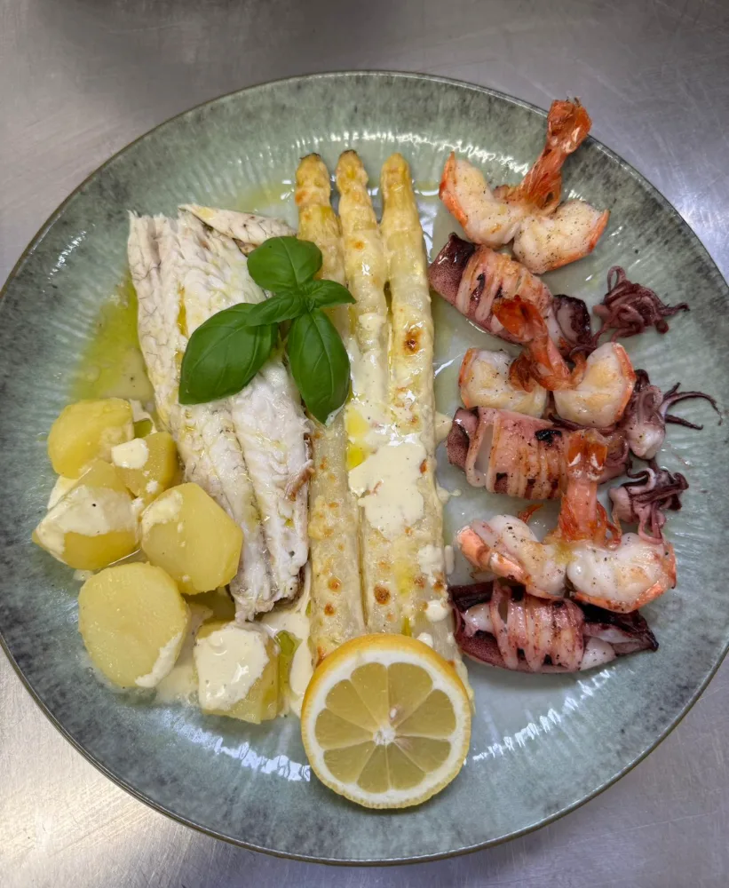 Gebratenes Fischfilet mit grünem Spargel