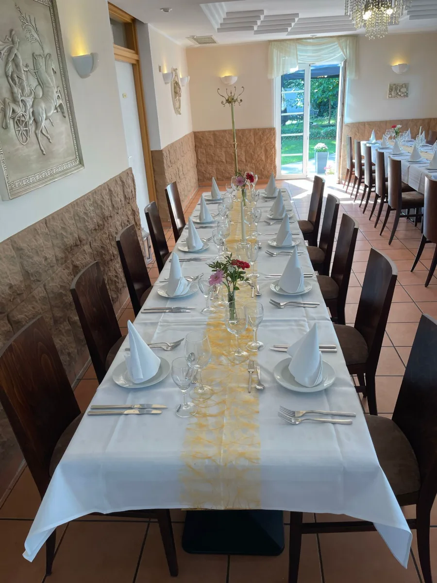 Gastraum mit festlich gedeckter Tafel im Ristorante Da Adriano in Lage