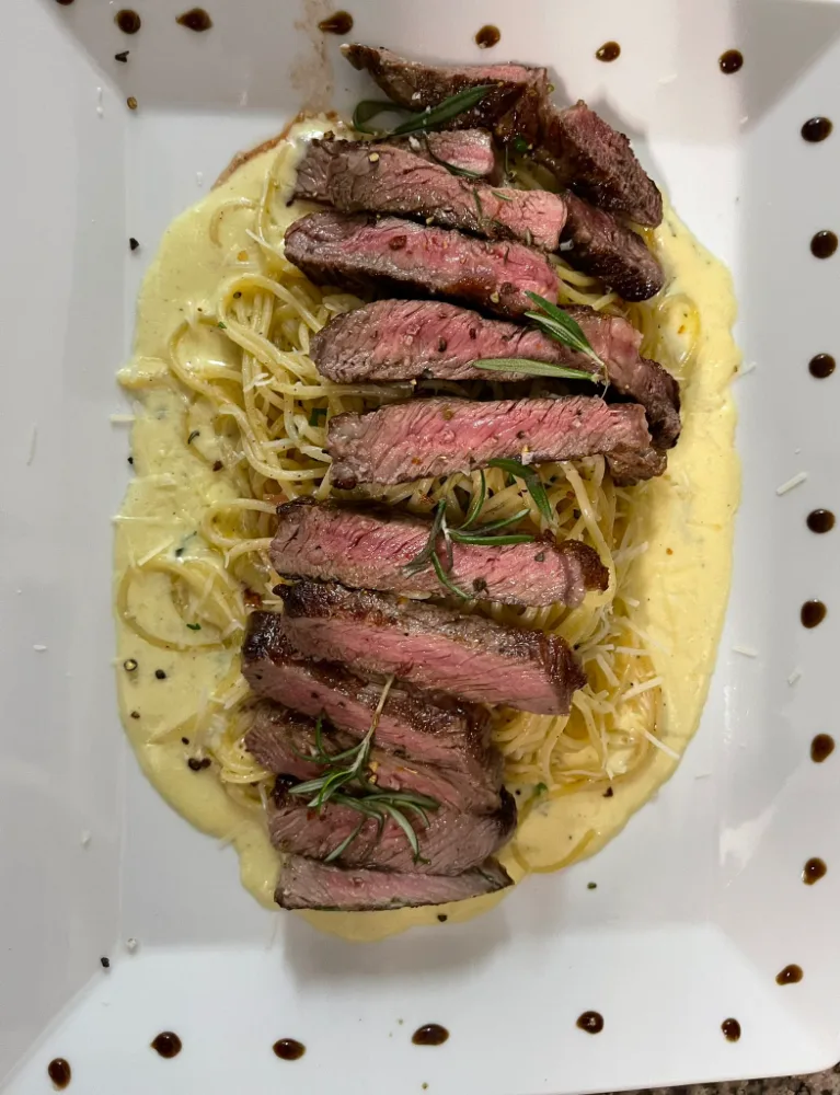 Steak vom Grill mit hausgemachter Pasta
