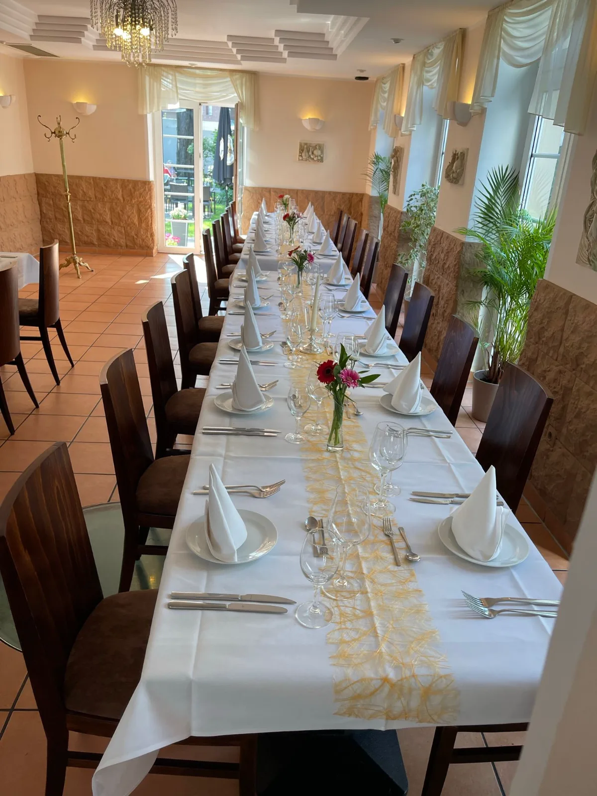 Festlich gedeckte Tafel im Da Adriano auf Instagram